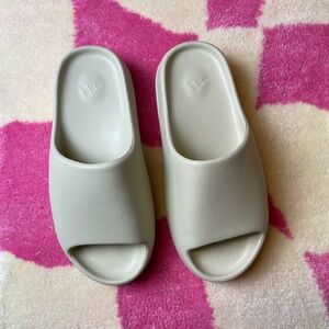 Yeezy Slides in Bone